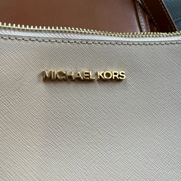 Michael Kors Beige Crossbody Bag with Gold Chain - Picture 3 of 6